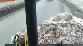 Уральский тракторист засыпал машину с камерой