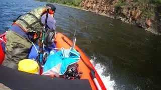 Открытие летней рыбалки на хариуса. В верховья Уды на лодке.