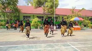 Tarian Kreasi Hulondalo dari siswa kelas VI