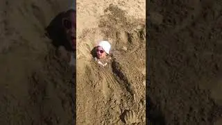 Ceylini babası kuma gömüyor, bakalım kendisi çıkıp yarışmayı kazanabilecekmi?Eğlenceli çocuk videosu