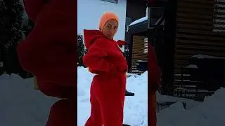 Человек в желтом неправильно использует лопату