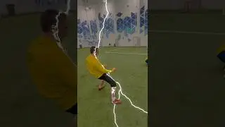 Нападающий против защитника 🔥 #футбол #медийныйфутбол #шортс #чемпионы #челлендж #празднование
