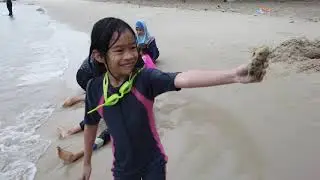 Mandi manda di Pantai Cahaya Negeri Port Dickson