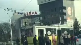 Пассажиры толкают троллейбус в Ставрополе
