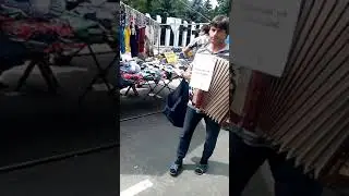 Парень поёт лучше артистов эстрады))...