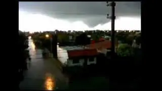 Posible tornado en Ensenada Buenos Aires, Argentina (2/4/2013)