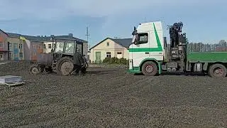 МТЗ витягує навантажувача Вольво