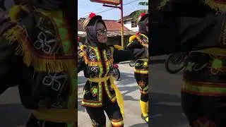 KARNAVAL CEWEK CANTIK GOYANG PINGGIR JALAN 
