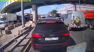 Баба даже не в курсе что сзади едет скорая AUDI Q7