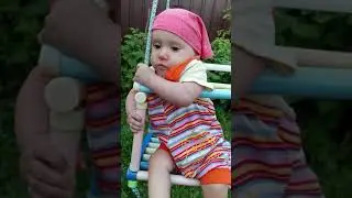 Кач - Кач. Ляля катается на качелях.