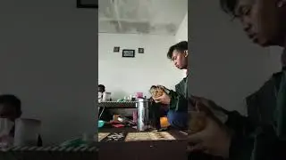 Jualan bakso krikil.