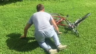 Катаюсь на велосипеде. Учусь ездить.
