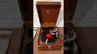 Патефон  Н.К.Т.П. Грампласттрест Ленинградский завод