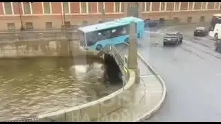 В Петербурге в реку упал пассажирский автобус