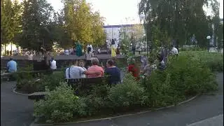 В сквере Центральный сельские артисты...