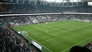 ŞENOL GÜNEŞ SOYUNMA ODASİNDAN CİKİP TRİBÜNLERİ SELAMLİYOR