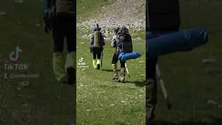 Спуск с перевала в спортивном походе