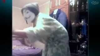 Долбаеб в шапке танцует
