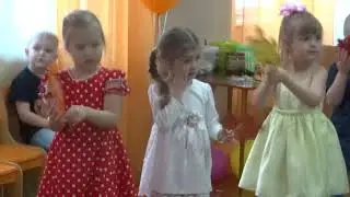 Танец с листочками