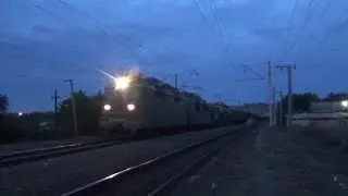 Электровоз ВЛ80С-678 с грузовым поездом