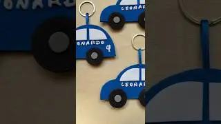 Macchinine con nome e numero anni in gomma eva a portachiave o calamita