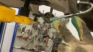 Как быстро поменять тросики ручника автоваз