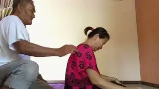 pijat peregangan bagian punggung bahu leher