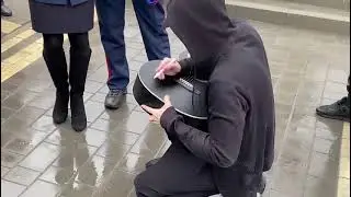 Гитара с пожеланиями от Шамана отправится бойцам СВО