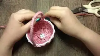 Корзинка из газетных трубочек