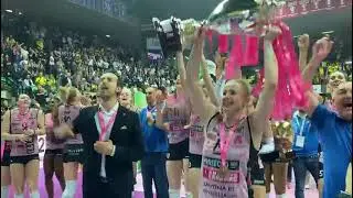 I cori sotto la curva