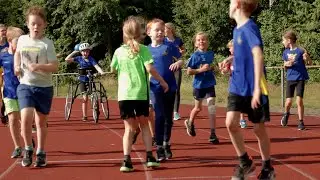 Matthijs sport samen met vriendjes uit de buurt
