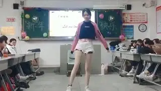 最怕校花跳舞，随便一跳勾走全班男生的魂，成为全校女生的公敌！