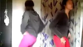 Chicas bailando mueve el TOTO....