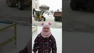 ТРАКТОР убирает снег, КАМАЗ отвозит
