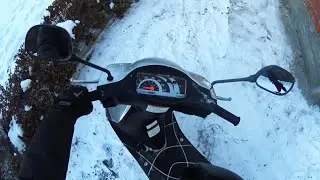 Зима и скутер Suzuki lets 2 new