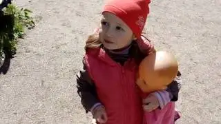 Александра с лялей Дианой и подругой Юлией играют на детской площадке!