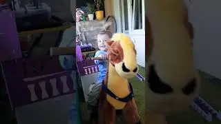 Ксюха катается на лошадке 