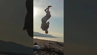 этот трюк простой или сложный? #sports #tricks #shorts #flip