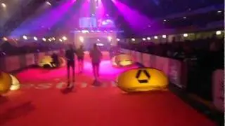 Zieleinlauf in die Festhalle beim 30. BMW Frankfurt Marathon aus Sicht des Marathonläufers