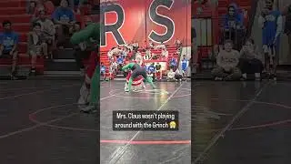 El Grinch fue derribado por la Sra. Claus 😮 