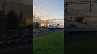 Лето, не уходи.. ЭВС1-08 пролетает платформу Славянка..)