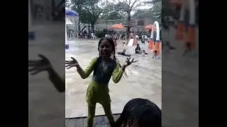 Ngintip aksi di kolam renang 