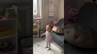 Яся делает зарядку )) около 2