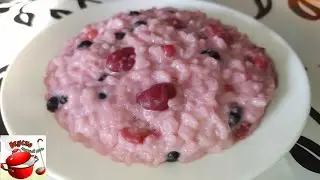Рисовая молочная каша с ягодами.