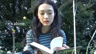 eng)enjoy being alone at an autumn picnic.