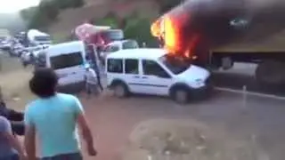 PKK'lı Teröristler Tunceli'de Yol Kesip Araçları Ateşe Verdiler