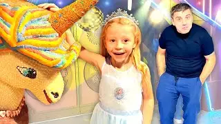 Nastya ve babam şeker müzesinde eğleniyor