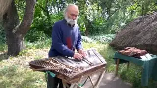 МузИка грає на цимбалах