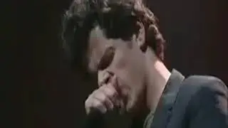 Парень имитирует электрогитару   A fellow imitates an electric guitar