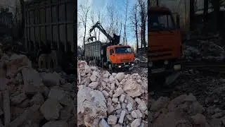 Ломовоз и гусеничный экскаватор, демонтаж кирпичного дома